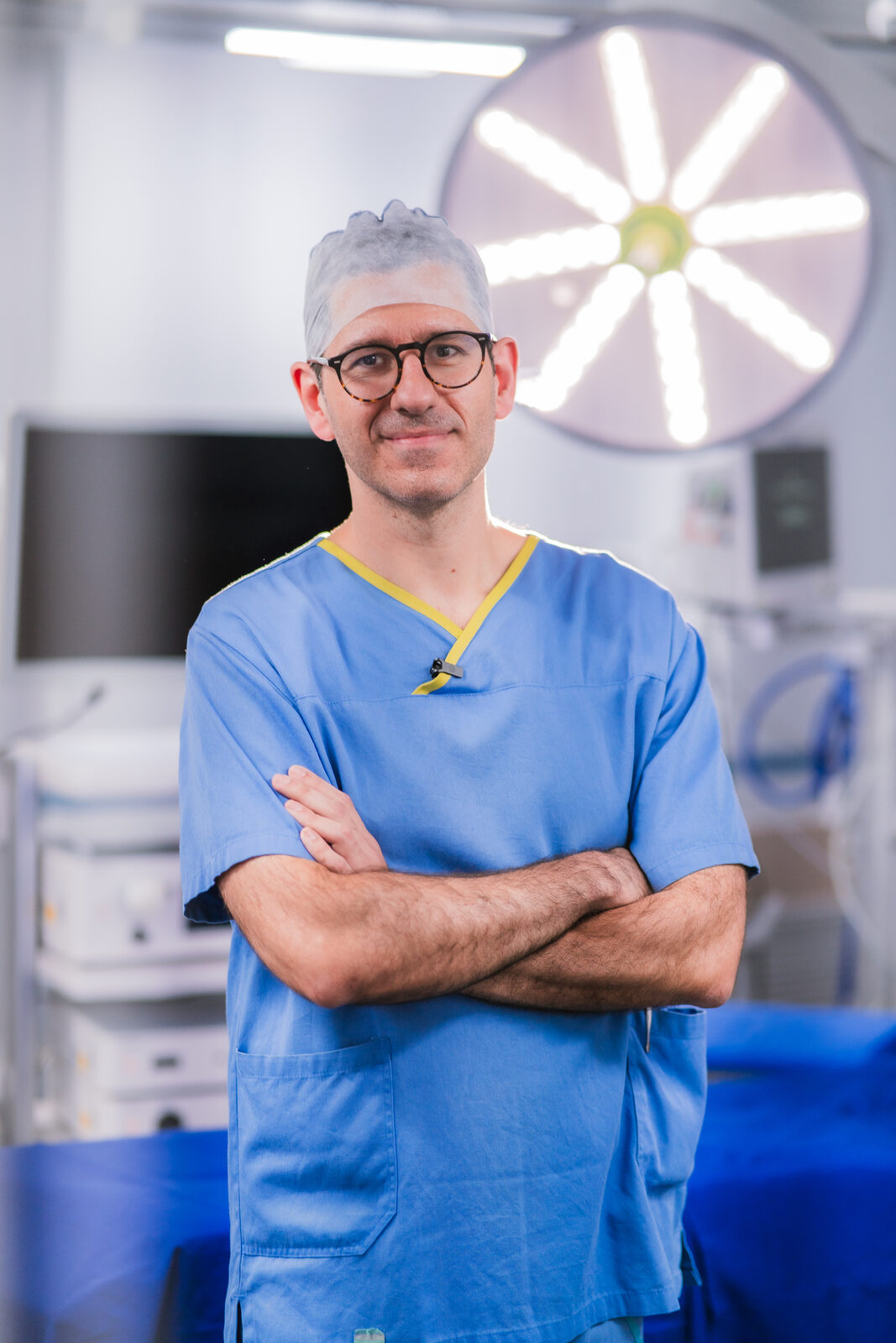 Dr. Flávio em pijama cirúrgico
